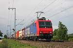 Re 482 030-4 am Nachmittag des 08.06.2018 mit einem Containerzug nördlich von Müllheim (Baden) und fuhr über die Rheintalbahn in Richtung Schweizer Grenze.