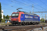 Re 482 022-1 durchfährt solo den Bahnhof Pratteln.