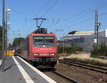 482 008-0 von der SBB-Cargo kommt als Umleiter mit einem langen Containerzug aus Gallarate(I) nach Antwerpen-Oorderen(B) und fährt durch Kohlscheid aus Richtung Herzogenrath und fährt die