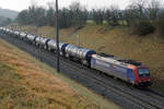 SBB Cargo International.
Kesselwagenzug mit der Re 482 013-1  Alpezähmer  bei Glattfelden in Richtung Schaffhausen unterwegs am 3. Januar 2020.
Foto: Walter Ruetsch