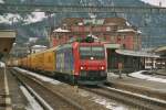 Die Re 482 027-0, mit einem DHL Gterzug, am 2.2.04 bei der Durchfahrt in Arth-Goldau.