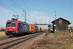 Durchfahrt am Mittag des 20.03.2019 von Re 482 028-8  ChemOil Logistics AG  durch den Haltepunkt von Auggen mit einem langen Containerzug nach Italien in Richtung Basel.