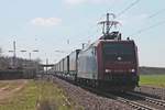 Mit einem  LKW Walter -KLV aus Italien fuhr am 20.03.2019 die Re 482 006-4 südlich vom Hp.