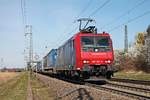 Mit einem langen und bunten KLV fuhr am Nachmittag des 20.03.2019 die Re 482 001-5 südlich vom Haltepunkt Auggen über die Rheintalbahn in Richtung Schweizer Grenze.