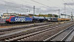 Zwei auf einen Streich: Güterzug-Parallelfahrt...
Kesselzug mit Re 482 031-2 der SBB Cargo AG, vermietet an die SBB Cargo International AG, und  Stuttgart 21 -Abraumzug mit 193 609-5 (X4 E - 609 | Siemens Vectron) der Mitsui Rail Capital Europe GmbH (MRCE), vermietet an die DB Fahrwegdienste GmbH (DB Netz AG), durchfahren den Bahnhof Ludwigsburg Richtung Bietigheim-Bissingen.
Die beiden Tf grüßen sich gegenseitig mit dem Makrofon.
Aufgenommen von Bahnsteig 4/5.
[26.9.2019 | 14:39 Uhr]