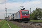 Am Nachmittag des 25.04.2019 fuhr Re 482 018-9  Alpäzähmer  mit einem langen KLV, welchen sie seit Aachen West bespannte, durch den Haltepunkt von Auggen über die Rheintalbahn in