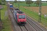 Mit einem Containerzug aus Italien fuhr am 25.05.2019 die Re 482 034-6 beim Haltepunkt von Auggen über die KBS 703 durchs Rheintal in Richtung Freiburg (Breisgau).