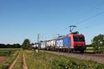 Am Abend des 13.06.2019 fuhr Re 482 020-5 mit einem Containerzug nach Italien südlich von Buggingen über die Rheintalbahn durchs Markgräflerland in Richtung Basel.