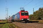 Mit einem KLV nach Italien fuhr am Nachmittag des 16.10.2019 die Re 482 030-4 über die Rheintalbahn durch sen Haltepunkt von Auggen in Richtung Schweizer Grenze.