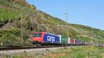 SBB Cargo Re 482 030, vermietet an SBB Cargo International, mit KLV-Zug auf der linken Rheinstrecke in Richtung Bingen (Boppard, 18.09.2020).