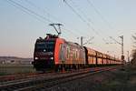 Mit ihrem leeren  Fals -Zug (Basel SBB RB - Karlsruhe Rbf) fuhr am Abend des 02.04.2020 die Re 482 028-8  ChemOil Logisitcs AG  nördlich von Hügelheim im letzten Sonnenlicht über die