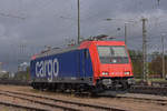 Re 482 042-9 steht auf einem Abstellgleis beim badischen Bahnhof.