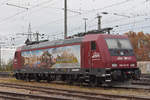 Re 482 074-8 (ex SBB Cargo) steht auf einem Abstellgleis beim badischen Bahnhof.