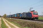 Mit dem DGS 43717 (Lübeck Skandinavienkai - Novara Boschetto) fuhr am Nachmittag des 10.04.2020 die Re 482 024-7 bei Buggingen über die Rheintalbahn in Richtung Schweizer Grenze.