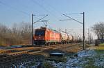 Mit dem Ammoniakzug der Infra Leuna am Haken rollt 482 048 der HRS am 10.01.21 durch Greppin Richtung Dessau.