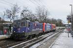 Fernab der Heimat ist 421 371-6 mit 484 013 und 482 039-5 im Schlepp am 14.02.2021 von Basel nach Krefeld unterwegs, hier durchfährt das Trio den S-Bahnhof Neuss Süd.