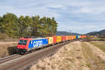 482 040 SBBC mit einem Containerzug bei Darshofen Richtung Nürnberg, 22.02.2020