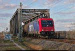 Kesselzug mit Re 482 041-1 befährt die Saalebrücke in Schkopau Richtung Merseburg Hbf.