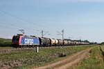 Mit dem DGS 48666 (Basel SBB RB - Hamburg Hohe Schaar) fuhr am Abend des 02.06.2020 die Re 482 034-6  Duisburg  nördlich von Schliengen über die Rheintalbahn durchs Markgräflerland in