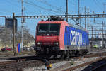 Re 482 020-5 durchfährt solo den Bahnhof Pratteln.