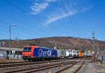 Die Re 482 015-5 „ChemOil“ (91 85 4482 014-8 CH-SBBC) der SBB Cargo AG fährt am 29.03.2021, mit einem HUPAC-KLV/Container-Zug durch Niederschelden in Richtung Köln.