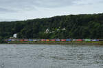 Die Elektrolokomotive 482 027-0 ist mit einem Trailerzug auf der linken Rheinseite bei Remagen unterwegs.