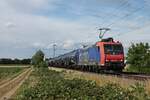 Mit einem vollen Kesselzug in die Schweiz fuhr am späten Nachmittag des 08.07.2020 die Re 482 003-1 südlich von Buggingen über die Rheintalbahn in Richtung Süden.