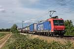 Mit einem bunten und gemischten Containerzug nach Italien fuhr am Abend des 08.07.2020 die Re 482 002-3, welche den Zug bis Basel SBB RB bespannte, südlich von Buggingen durchs Rheintal in