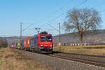 An einer der bekanntesten deutschen Fotostellen passiert SBBC 482 001 mit einem Containerzug den Fotografen, 14.01.2022.