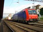 Die Re 482 023-9 wartet am 2.6.2007 im Bahnhof Arth-Goldau auf die Weiterfahrt in Richtung Norden.