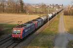 Auf dem Streckenabschnitt zwischen Selzach und Bettlach präsentierte sich am 8. März 2022 der erste Sirupzug der Saison 2022 im letzten Abendlicht dem Bahnfotografen. Nach Aarberg zur Zuckerfabrik geschleppt wurde er mit dem in dieser Gegend seltenen Duo Re 482 018  Alpäzähmer  und der Re 482 000.
Foto: Walter Ruetsch 