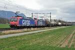 Doppeltraktrion Re 482 mit dem Sirupzug bei Selzach am 5. April 2022.
Leicht erkennbar im Hintergrund ist die Strecke der neuen Kabinenbahn Oberdof-Weissenstein.
Foto: Walter Ruetsch