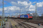 Re 482 000-7 durchfährt den badischen Bahnhof.