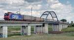 482 006 von SSB Cargo mit schweizer Containerzug auf der Elbebrücke in Torgau.
31.5.2022 vom Elbedamm aus aufgenommen. 