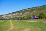 482 033 SBB Cargo mit einem Containerzug bei Thüngersheim Richtung Würzburg, 09.09.2020