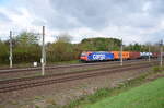 SBB Cargo 482-016-3 ist mit ihrem Containerzug auf den Gleisen für den Fernverkehr in Richtung Schweiz unterwegs. Aufgenommen bei Sinzheim am 17.09.2022