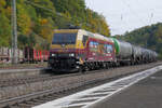 Die 482 047-8 (Halterkennzeichen CH-IRSI) der IGE in ihrer attraktiven Gestaltung durchfährt mit einem Kesselwagenzug Eichstätt Bahnhof in Richtung Treuchtlingen.