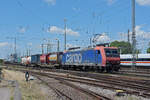 Re 482 007-2 durchfährt am 10.06.2022 den badischen Bahnhof.