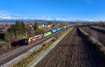 Re 482 047 + 182 507 mit einem Kesselzug am 30.12.2022 bei Langenisarhofen.