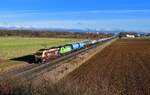 Re 482 047 + 182 507 mit einem Kesselzug am 30.12.2022 bei Straubing.