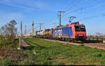 Die älteste aller SBBC TRAXX, Re 482 000-7, zieht Container der Bertschi AG über die Leipziger Chaussee (B 6) in Halle (Saale) Richtung Abzweig Thüringer Bahn.