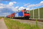 SBB Cargo International Bombardier Traxx 482 024-7 am 13.07.23 in Auggen in der Nähe von Müllheim (Baden)