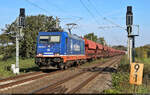 Mit Schüttgut (vermutlich Dünger) kommt Re 482 035-3 (185 561-8) am Saaleradweg bei Schkopau Richtung Merseburg Hbf vorbeigefahren.