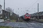 Am trüben 12.01.2024 durchfährt 482 015-3 mit einem beachtlich langen Kesselwagenzug Meerbusch-Osterrath.