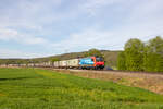 Die Re 482 020  BorderlessSwissQuality  zieht einen Containerzug aus Köln durch Kollmarsreute Richtung Basel am Abend des 11.4.2024