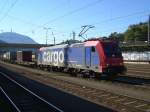 Die Re 482 043-7 bei der einfahrt in den Kufsteiner Bahnhof.