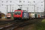 SBB Cargo 482 049 (seit kurzem mit Werbung fr Lokfhrer) auf dem Weg nach Passau vorbei an der abgestellten RTS 1216 901.