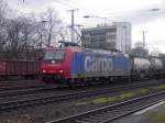 482 006 der SBB Cargo fhrt am 5.1.08 mit vielen Containern durch
Kln-West.