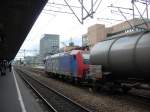 Eine RE 482 von SBB CARGO durchfhrt gerade den Bahnhof Zrich Altstetten in Richtung Basel.