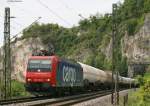 Re 482 032-0 mit einem Kesselwagenganzzug am Isteiner Klotz am 14.8.08